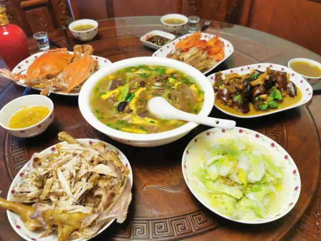 家常红烧带鱼，腌制入味，烹饪时掌握火候，色泽红亮，肉质鲜嫩，味道鲜美。