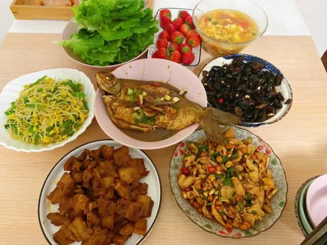 蒜香烤木薯条，外脆内软，蒜香浓郁，低脂健康，是绝佳的休闲小吃。