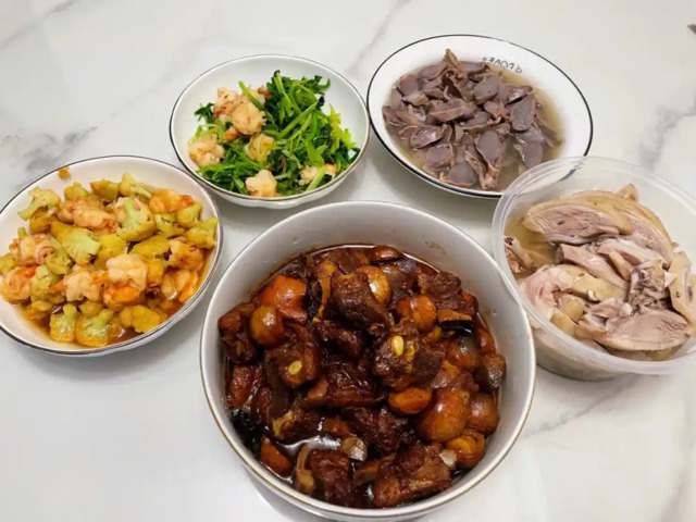 香脆椒盐芋头条，外酥里嫩，椒盐香气四溢，口感层次丰富，是下酒菜或小吃的绝佳之选。