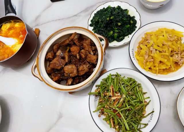 宫保鸡丁，经典川菜，鸡肉丁与花生米搭配，麻辣鲜香，色香味俱佳。