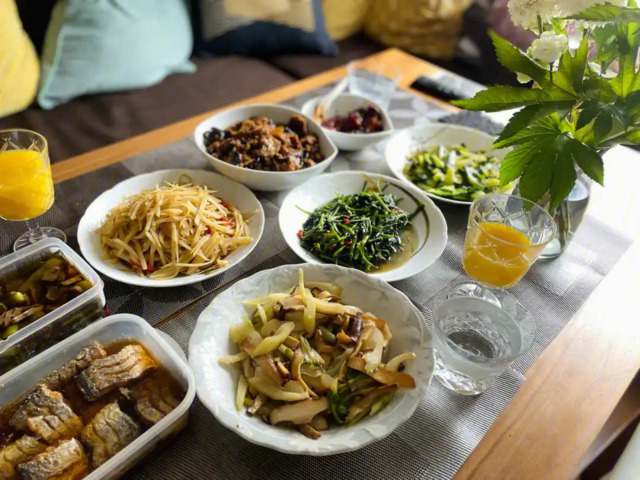 椒盐风味炸平菇香脆薯条，外酥里嫩，椒盐香气四溢，口感层次丰富，是绝佳的休闲小吃。