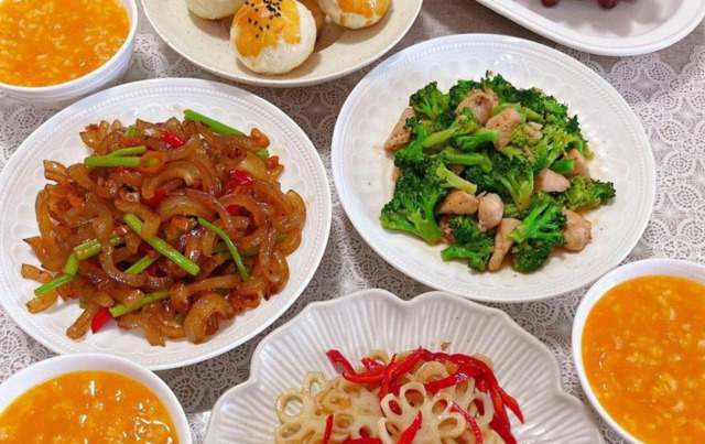 豆豉西葫芦，快速翻炒秘诀：热锅凉油，大火快炒，豆豉先爆香，西葫芦切片薄，快速翻拌，锁住水分，出锅前加蒜提香。