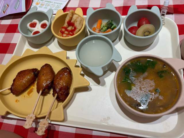 番茄鸡蛋面，色香味俱全，搭配新鲜蔬菜，营养均衡，健康美味，简单快捷，适合忙碌生活。