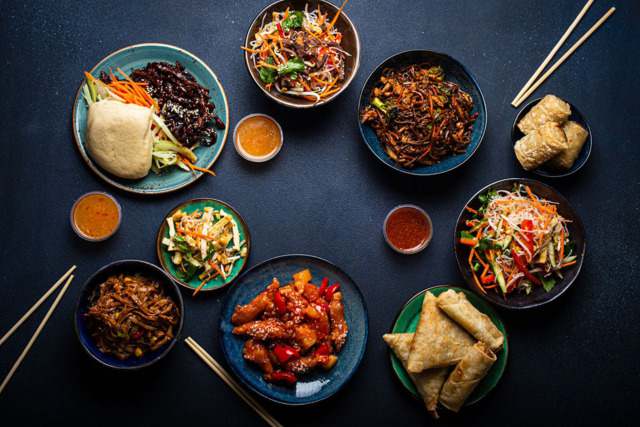 南乳焖猪手，粤菜经典，色泽红亮，肉质酥烂，南乳香浓，味道鲜美，营养丰富。
