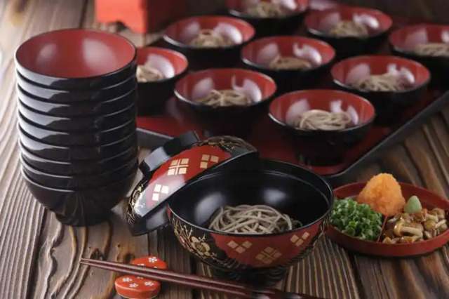 素鱼子酱寿司，以植物基鱼子酱替代传统鱼子，口感独特，营养丰富，素食者的理想选择。